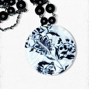 6146gc. Navy Shell Necklace Floral